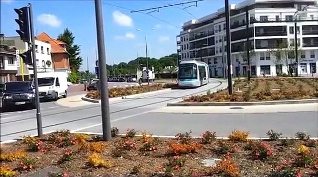 Le tramway T6 en cours d'essais à Vélizy