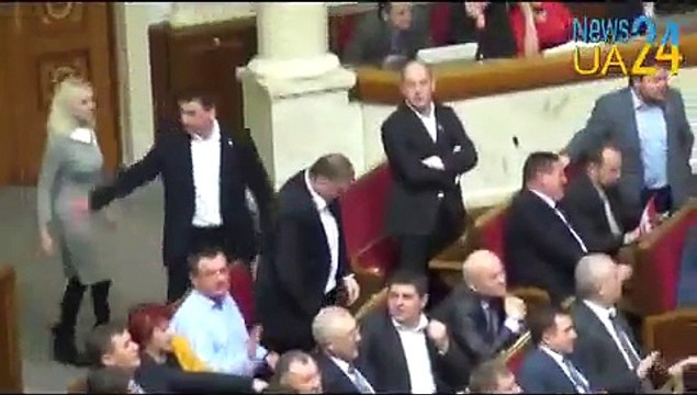 Михальчишин и Фарион атакуют трибуну Верховной Рады