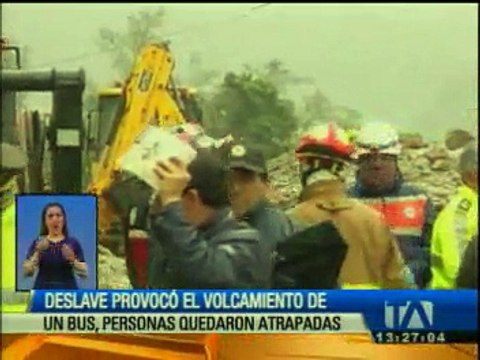 Deslave provocó el volamiento de un bus en la vía Papallacta Baeza
