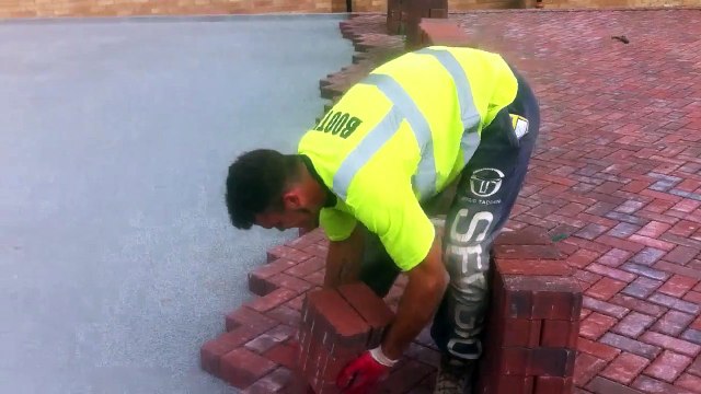 Il pose des briques très rapidement