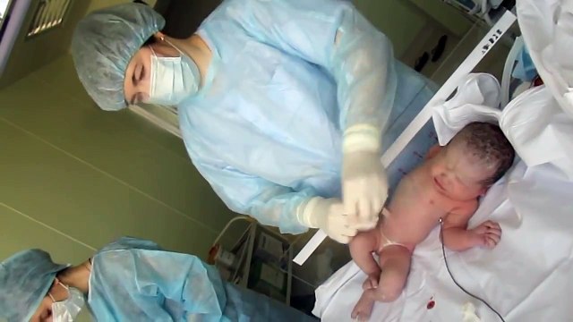 Осмотр и обработка ребенка после кесарева сечения