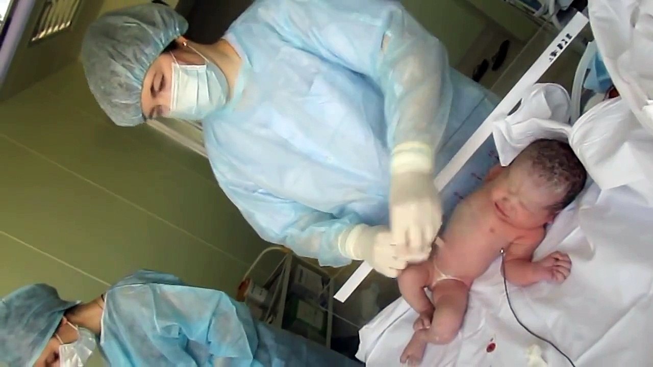 Осмотр и обработка ребенка после кесарева сечения