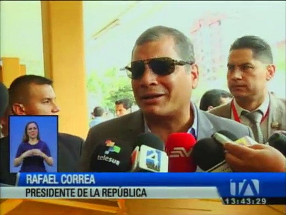 Correa se reúne con autoridades políticas local...