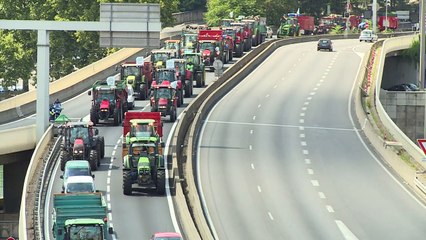 Eleveurs: Valls salue la levée de barrages