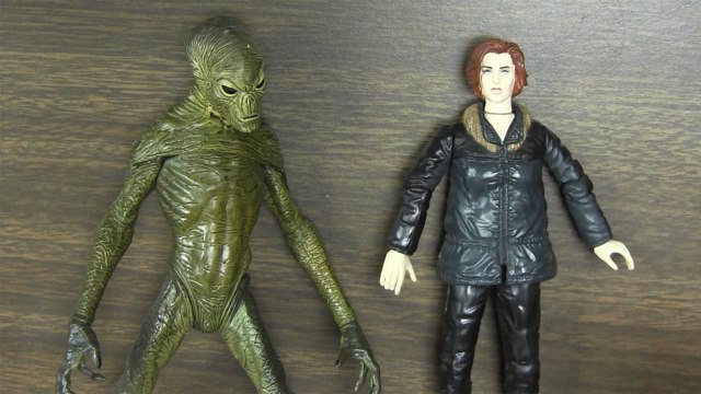 CGR Undertow - THE X-FILES: FIGHT THE FUTURE ACTION FIGURES SCULLY AND EBE