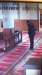 انظر ما فعل الأب بابنه بعد أن أزعجه بصلاته