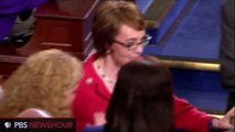 Retiring Rep. Gabrielle Giffords Receives Ovation from State of the Union Crowd