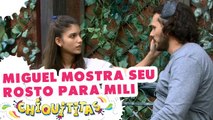 Miguel mostra seu rosto para Mili