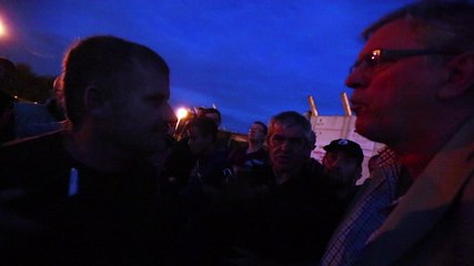 Louvroil: Eric Kieken ( directeur Auchan) face aux agriculteurs