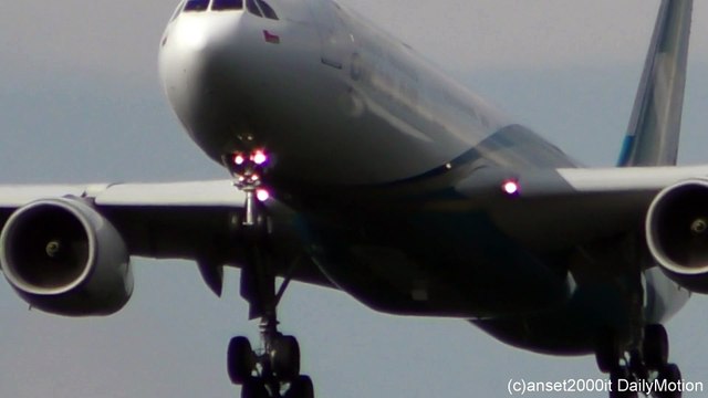 Airbus A330 Oman Air Landing in Frankfurt Airport. Plane Spotting A4O-DE flight WY113