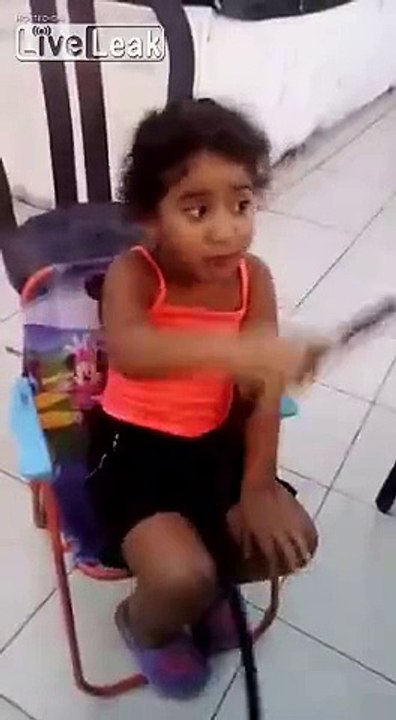 Petite fille de 9 ans fume une chicha
