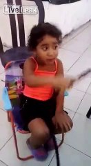 Petite fille de 9 ans fume une chicha