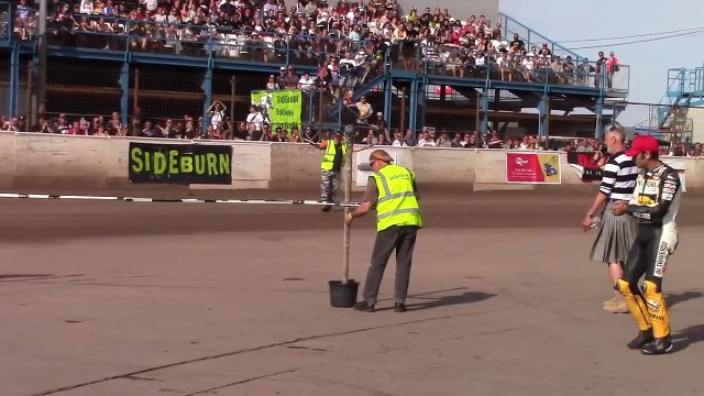 Le pilote Alan Birtwistle fait du limbo en motocross