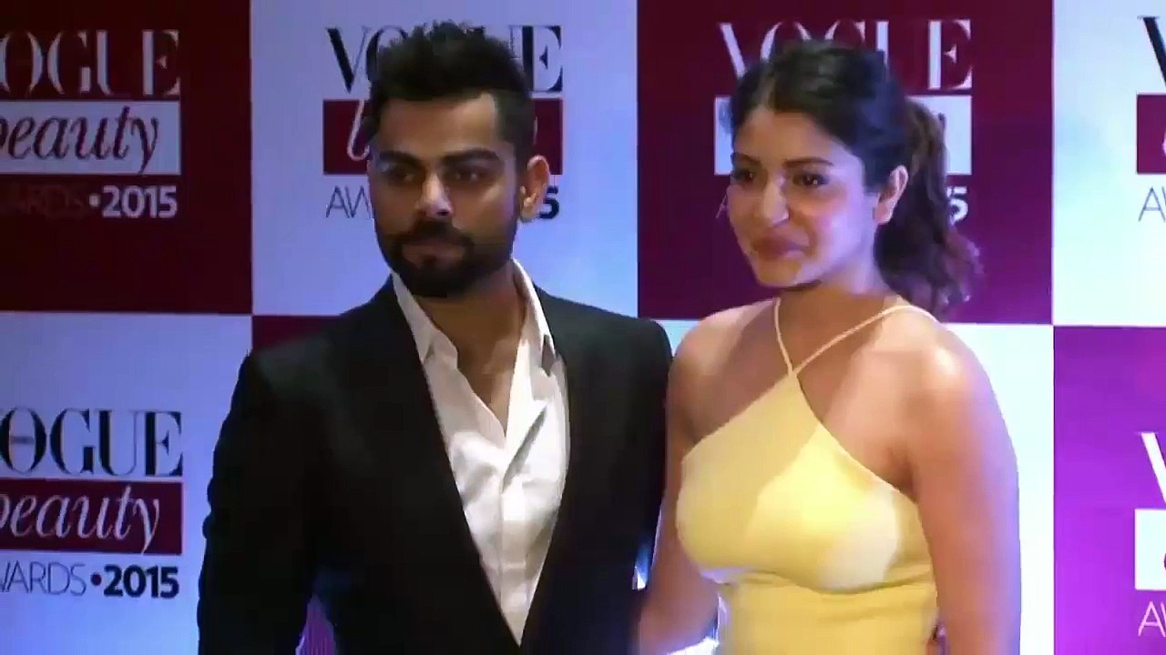 Anushka HUGGED Virat Kohli In Public