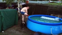 Il est très heureux d'avoir une nouvelle piscine...peut-être trop !