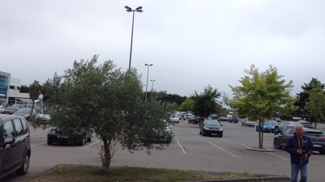 Les agriculteurs bloquent l'hypermarché Leclerc