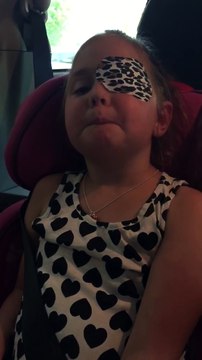 Une petite fille malade du cancer va recevoir un appel de la princesse Anna de Frozen - Beau cadeau!