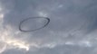 Un anneau noir bizarre vole au dessus d'une maison - OVNI ???