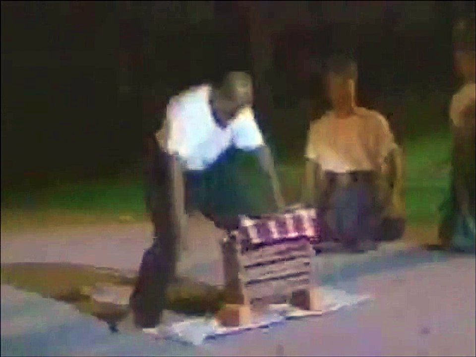 Il se fracasse la tête en voulant casser des briques avec