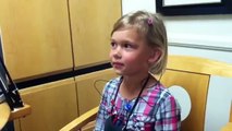 Cette jeune fille entend sa voix pour la première fois - Réaction magique