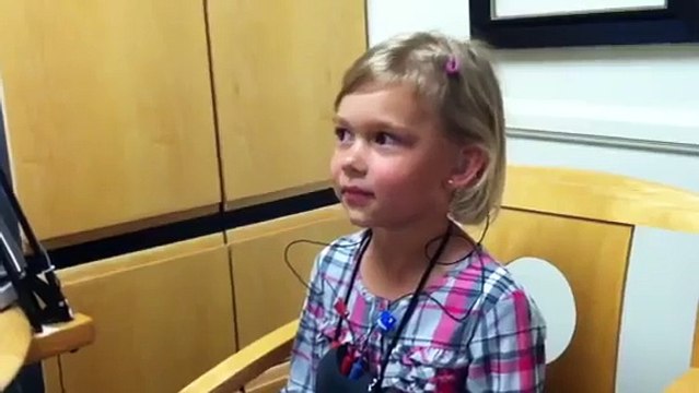 Cette jeune fille entend sa voix pour la première fois - Réaction magique