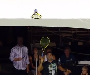 Un des frères Bryan lance sa raquette sur le toit du court et la coince