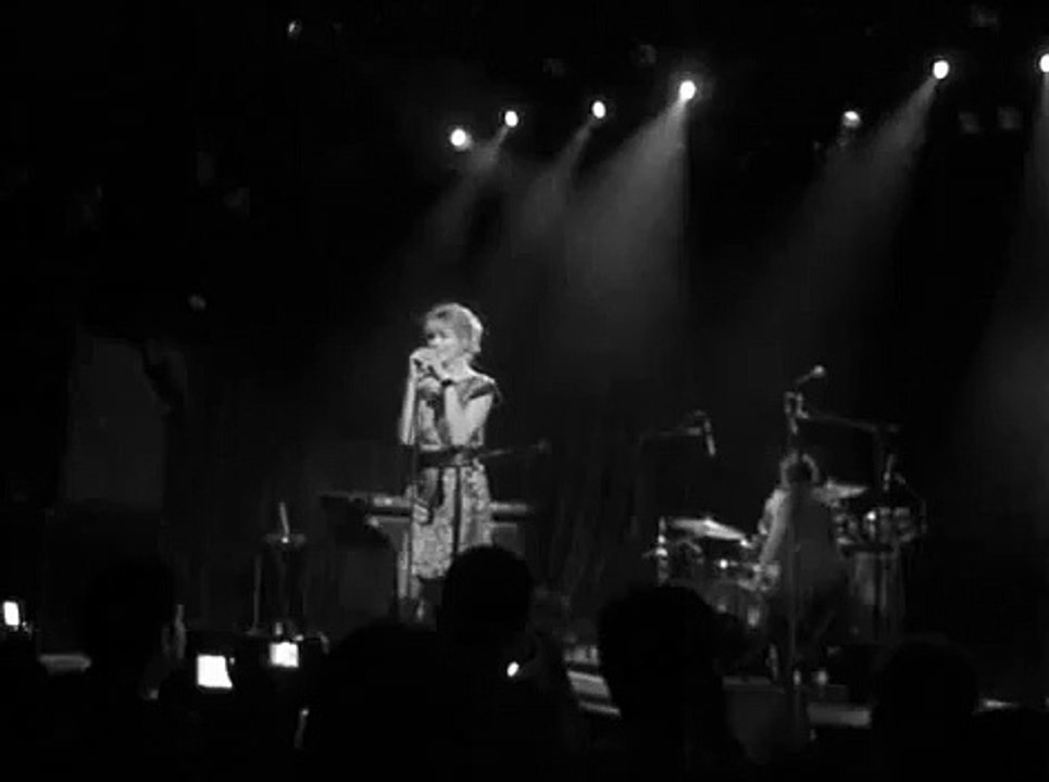 Nouvelle Vague "Guns of Brixton" live in NYC