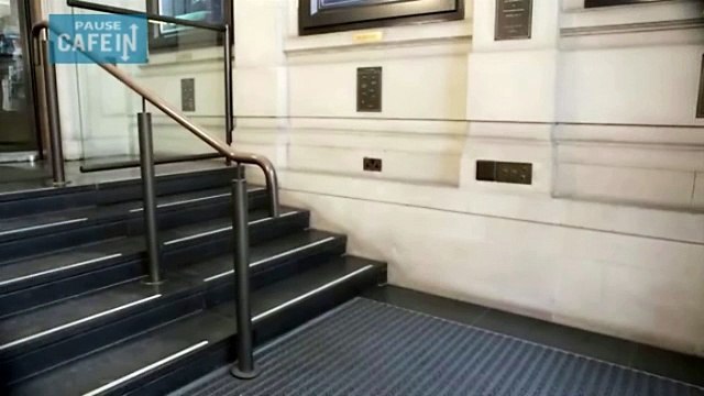 Devant cette femme, les escaliers se transforment ascenseur