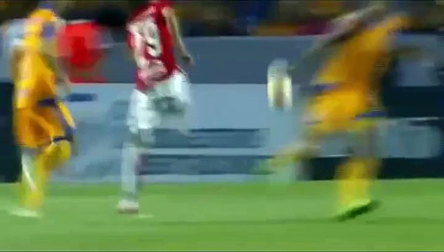 Kendi kalesine saçma sapan gol attı!