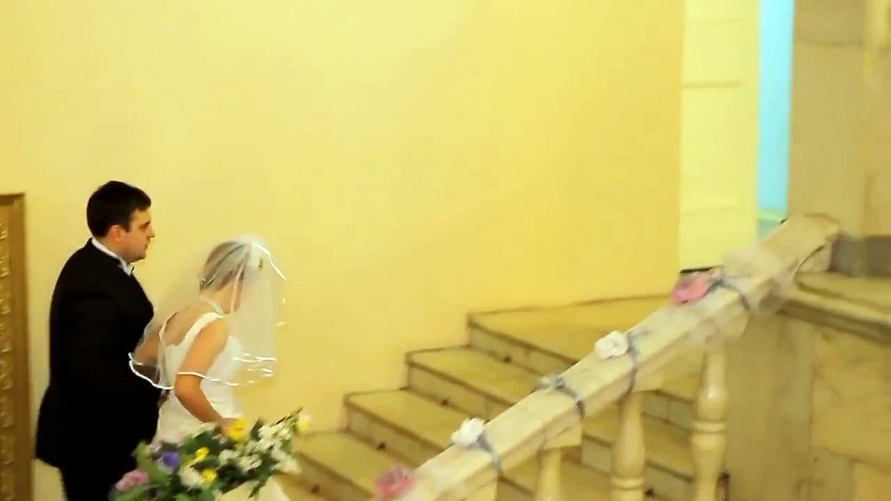 Elle déchire sa robe de mariée et se retrouve en string
