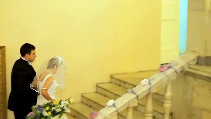 Elle déchire sa robe de mariée et se retrouve en string