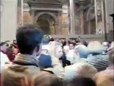 AGGRESSIONE A PAPA BENEDETTO XVI - MESSA DI NATALE 24.12.2009