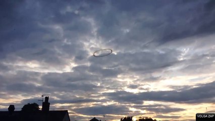 Un anneau noir bizarre vole au dessus d'une maison - OVNI