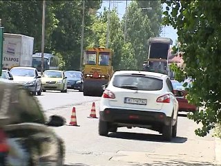 Ασφαλτότρωση δρόμου μπροστά από το Χαλκιοπούλειο