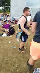 Un festivalier s'éclate en dansant sur la chanson « Uptown Funk »