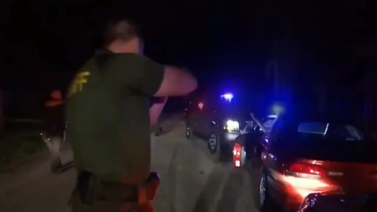 Ivre, une petite fille se fait contrôler au volant d'un bolide et résiste à la police !