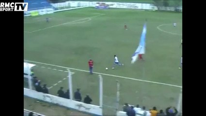 Un entraîneur tacle un adversaire en plein match !