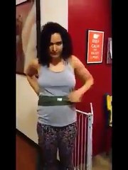 ماں کا اپنے بچے کو اٹھانے کا بہترین طریقہ