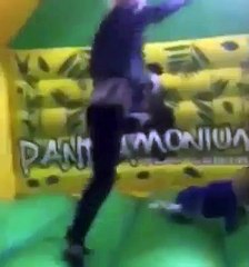 Mãe que colocou o filho com síndrome de down em máquina de lavar joga violentamente a criança de castelo inflável; veja