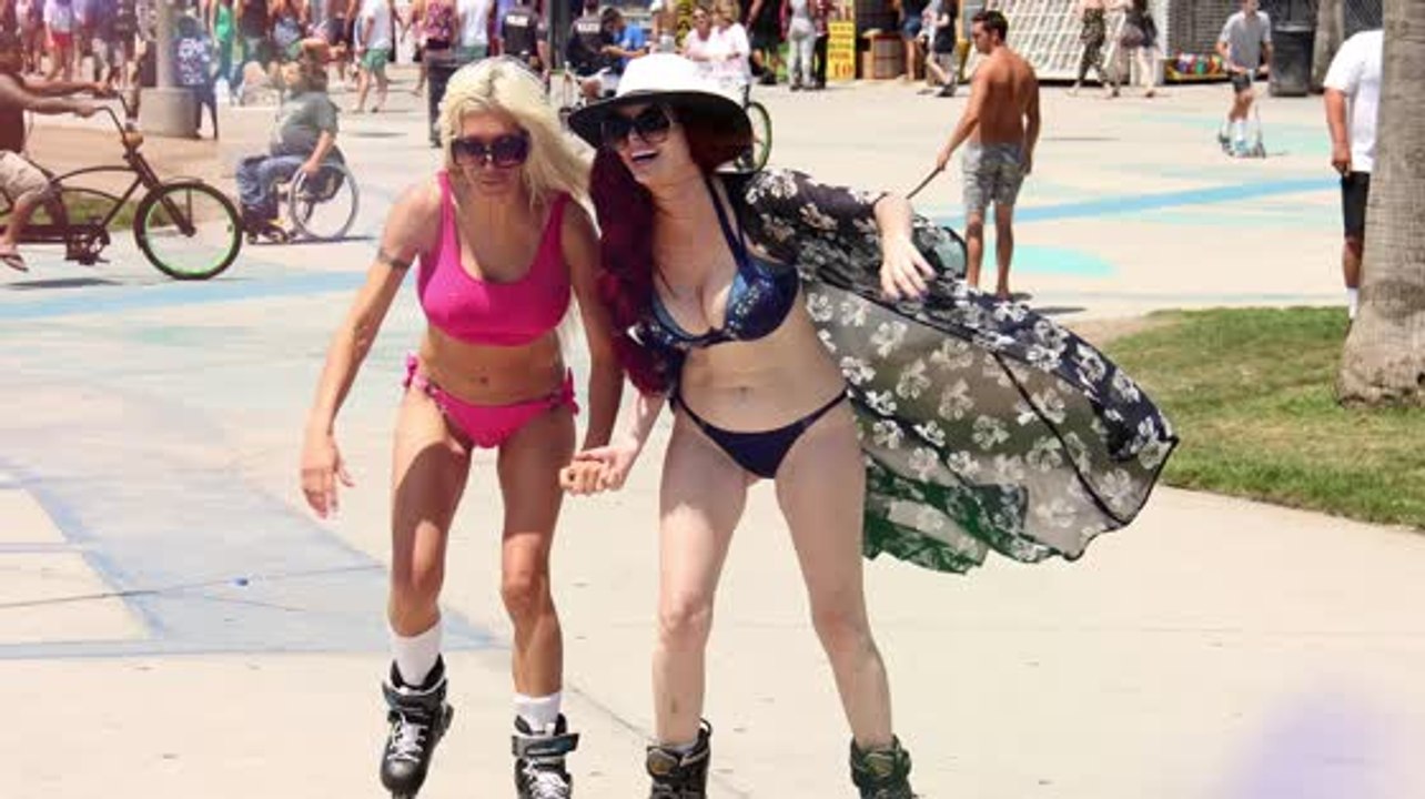 Phoebe Price und Frenchy versuchen mit Rollerblades zu fahren