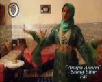 Marokkaanse meisje zingt in marokkaanse traditionele kleding voor Turks mannen