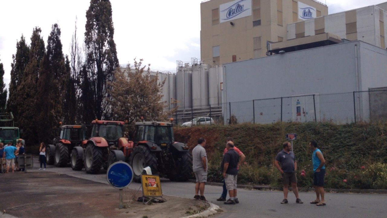Les éleveurs manifestent devant Celia