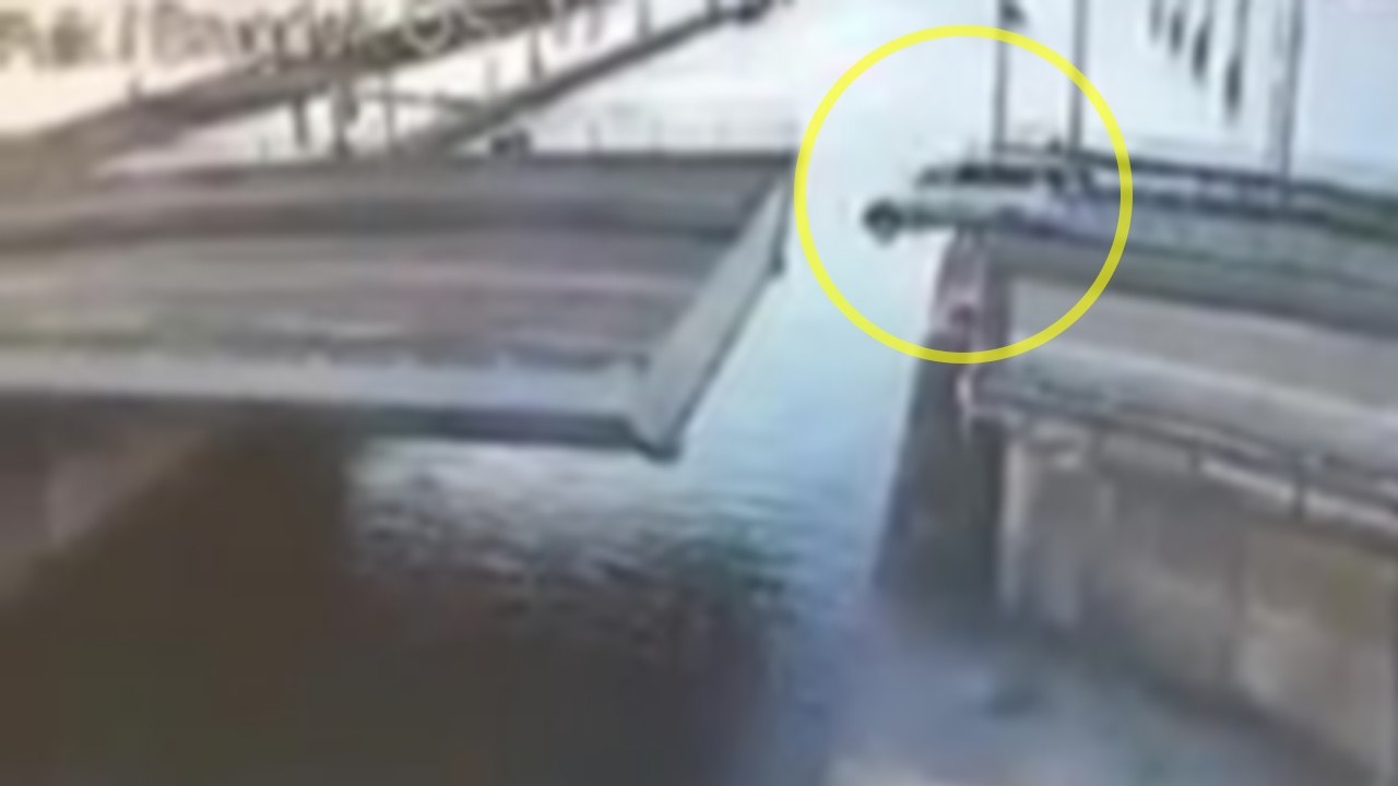 Un automobiliste roule sur un pont qui n'est pas encore fermé