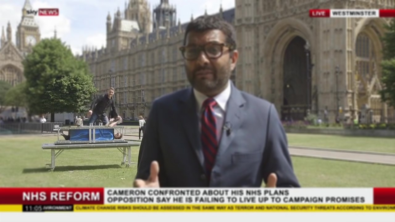 Des magiciens trollent un journaliste qui réalise un direct en faisant un tour de magie