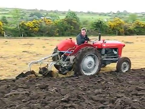 vintage tractor ( ballymurphy club ) ploughing May 2011 ( Kiltealy area... Ireland )