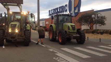 Éleveurs en colère : opération aux portes de la grande distribution