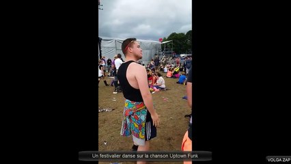 Un festivalier danse sur la chanson Uptown Funk