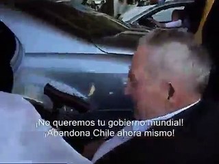 Скачать видео: RNWO David Rockefeller confronted at Chilean Airport du.flv