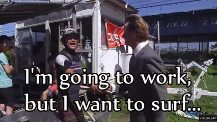 surfeur en costume cravate