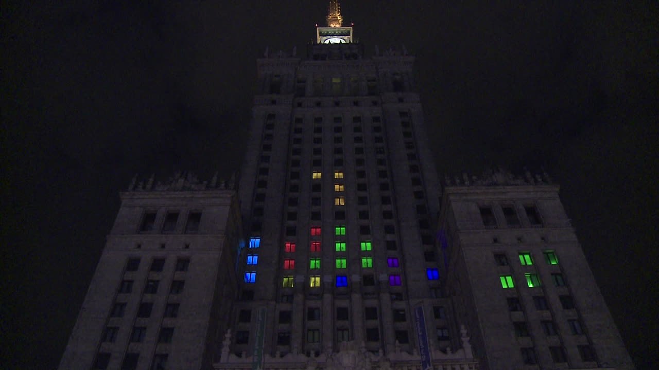 Polen spielen Tetris auf Fassade eines Stalin-Wolkenkratzers